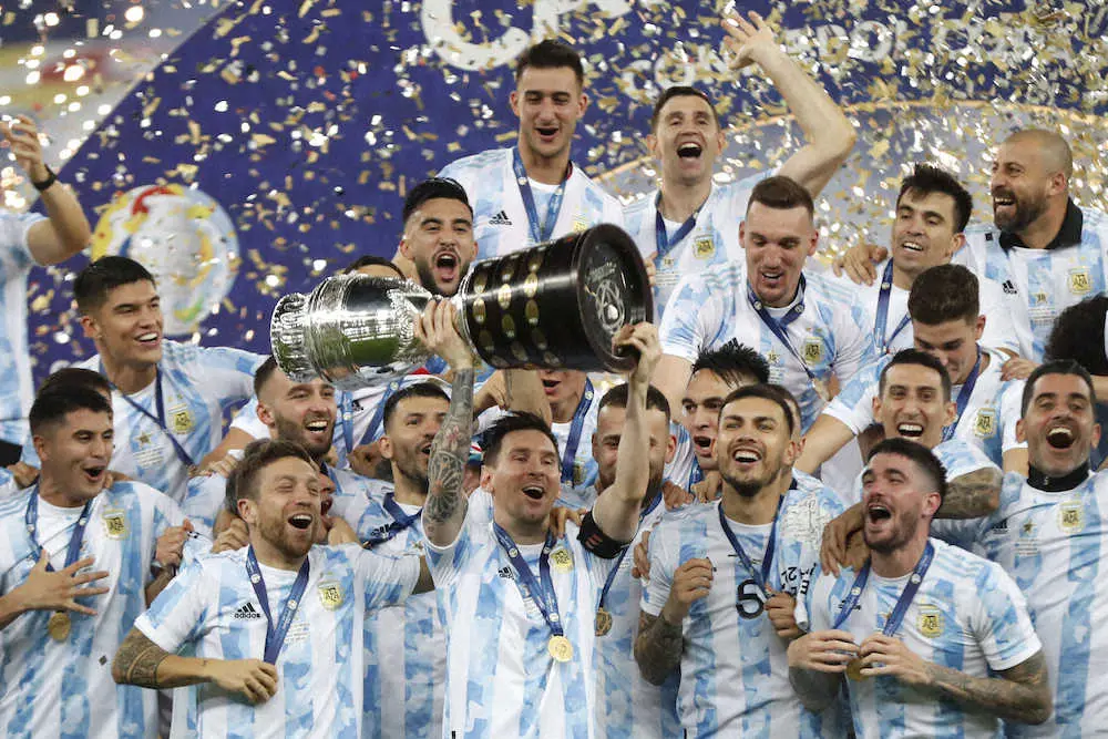 優勝を喜ぶメッシ（中央）らアルゼンチンの選手（AP）