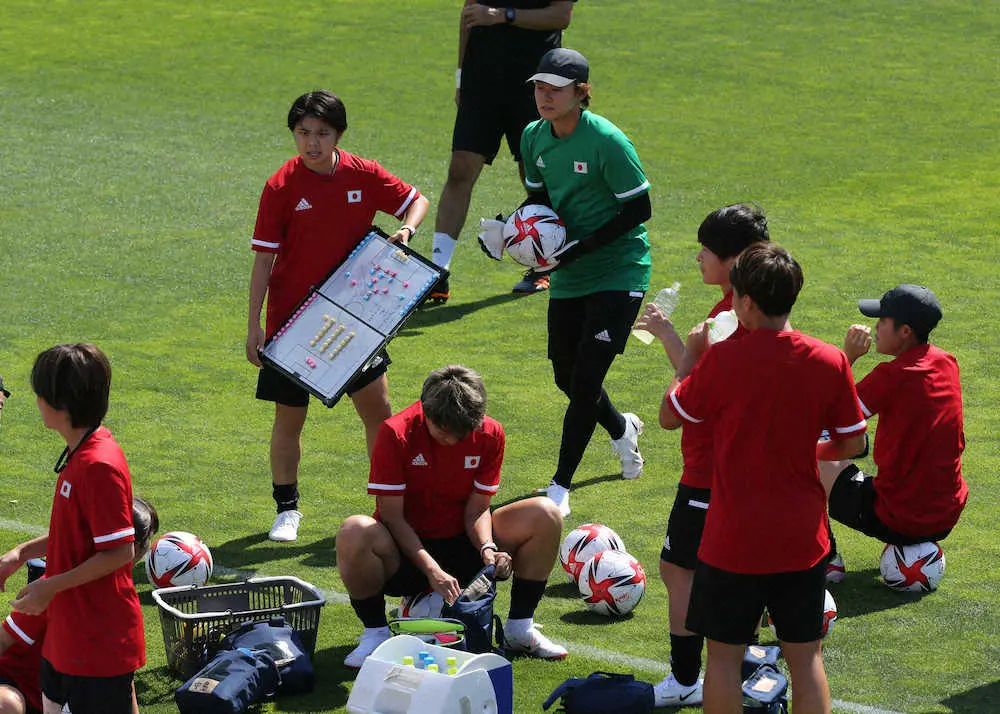 ＜サッカー女子日本代表練習＞高倉監督が体調不良で参加しなかった練習では、三浦（左から2人目）が戦術ボードを持って選手と話をする風景が見られた（撮影・西海健太郎）