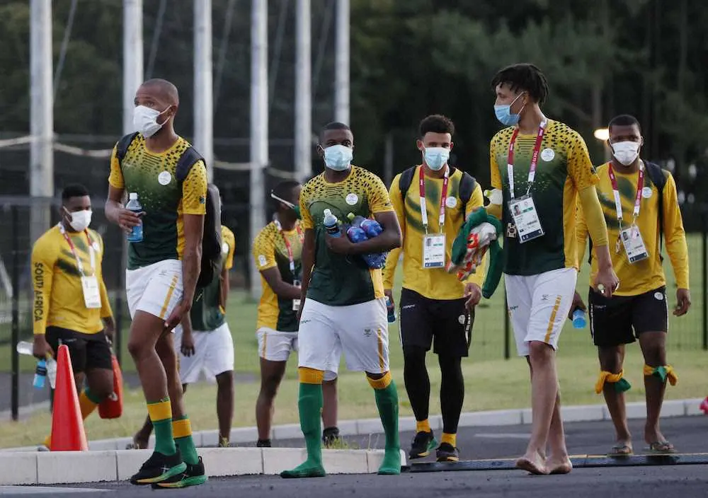 練習を終え、マスク姿で引き揚げる南アフリカのサッカー男子代表の選手たち