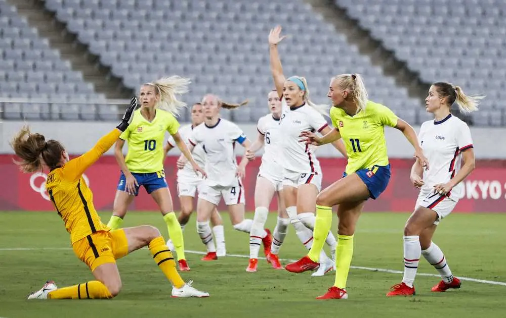 ＜東京五輪女子サッカー　スウェーデン―米国＞後半、米国代表はスウェーデンFWブラクステニウス（右から2人目）に2点目のゴールを決められる