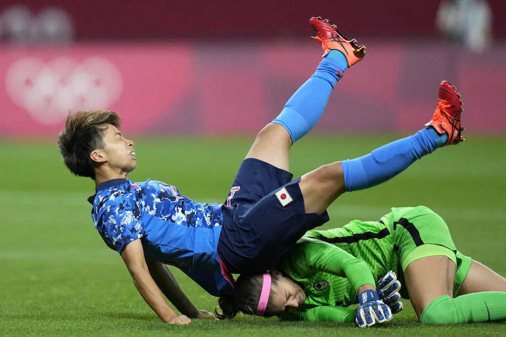 ＜東京五輪女子サッカー　日本・カナダ＞田中（左）と接触し負傷したカナダGKラビ（AP）