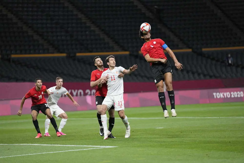 ＜東京五輪男子サッカー＞スペイン代表FWオヤルサバル（11番）はクロスボールに合わせようとするも、エジプトDFにクリアされる（AP）