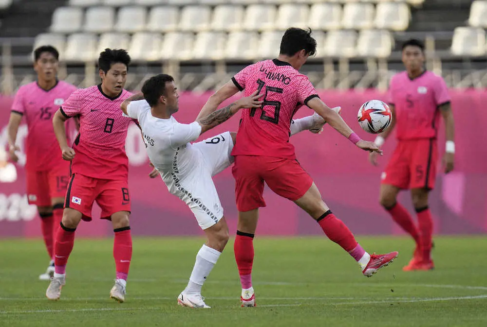 ＜五輪男子サッカー＞ニュージーランド戦に先発出場した韓国代表MFイ・ガンイン（左・8番）（AP）