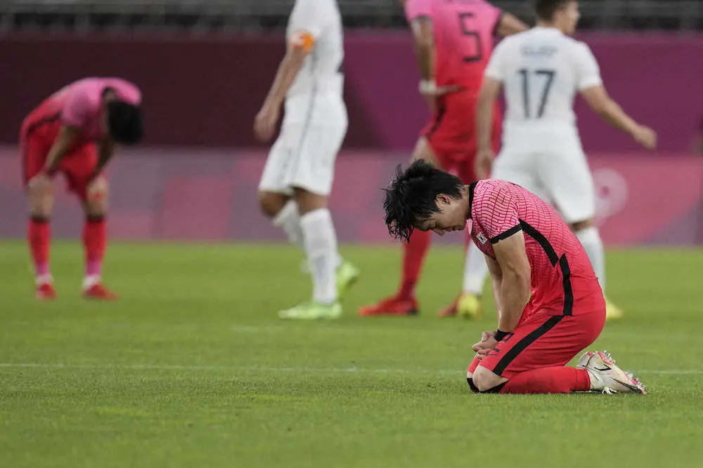 ＜東京五輪男子サッカー＞ニュージーランドに敗れ落胆するU―24韓国代表MFイ・ドンギョン（AP）