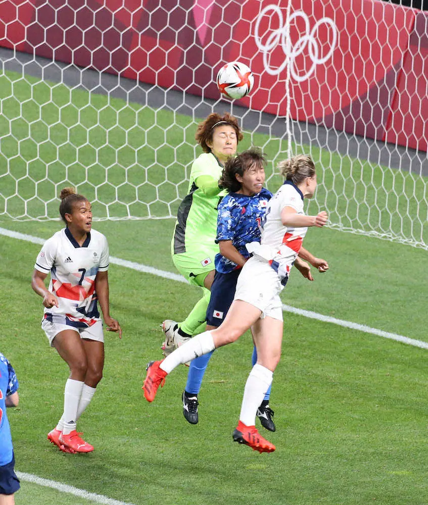 ＜五輪サッカー女子　日本・英国＞後半、GK山下はパンチングを試みるもFWホワイト（右）にゴールを決められる（撮影・西海健太郎）