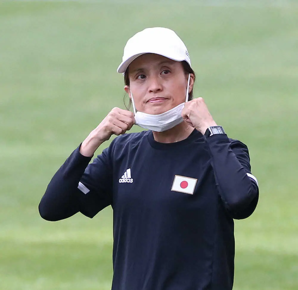 【画像・写真】なでしこ高倉監督　27日チリ戦へ強調「みんな元気」台風8号接近も前向き