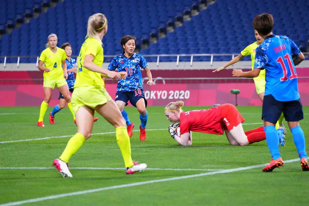 ＜五輪女子サッカー　スウェーデン・日本＞後半、岩渕（10番）はクロスに合わせようとするもGKにキャッチされる（撮影・西尾　大助）