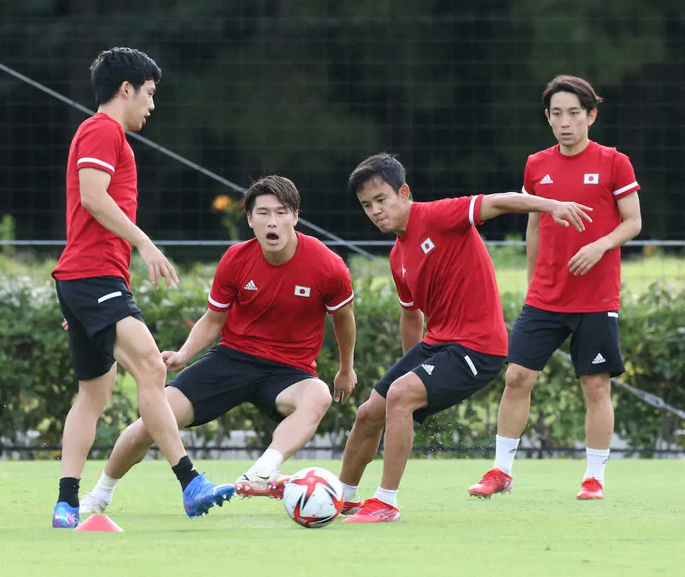 ＜U24日本代表練習＞ボール回しに汗を流す（左から）遠藤、橋岡、久保、三好