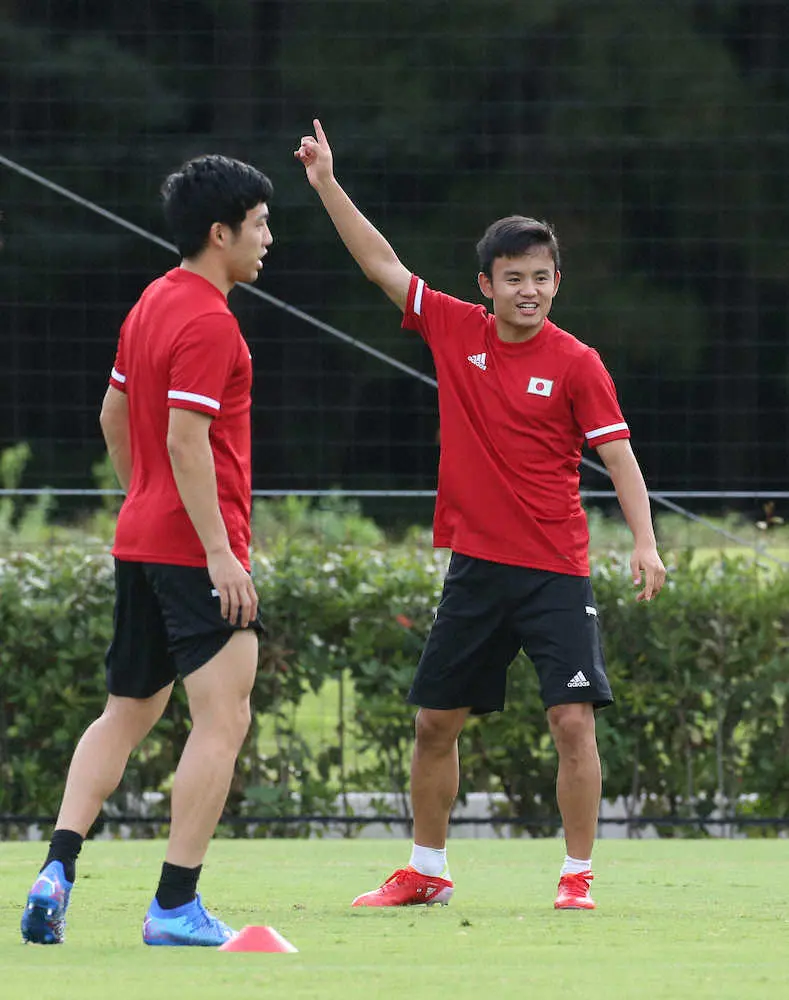 ＜U24日本代表練習＞ボール回しに汗を流す久保（右）と遠藤