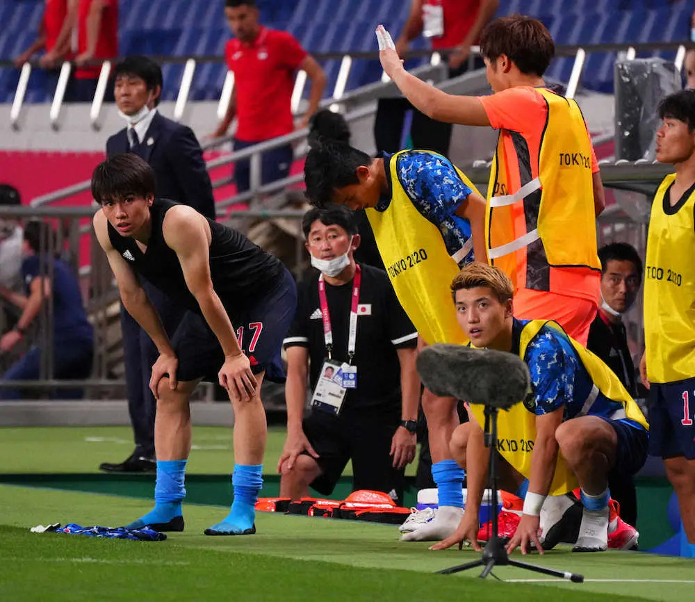 ＜日本・スペイン＞延長後半、チームの失点にベンチで肩を落とす久保と堂安（右）（左は森保監督）（撮影・西尾　大助）