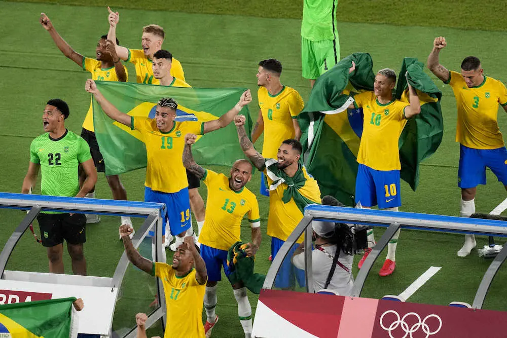 優勝を決め喜ぶブラジルの選手たち（AP）
