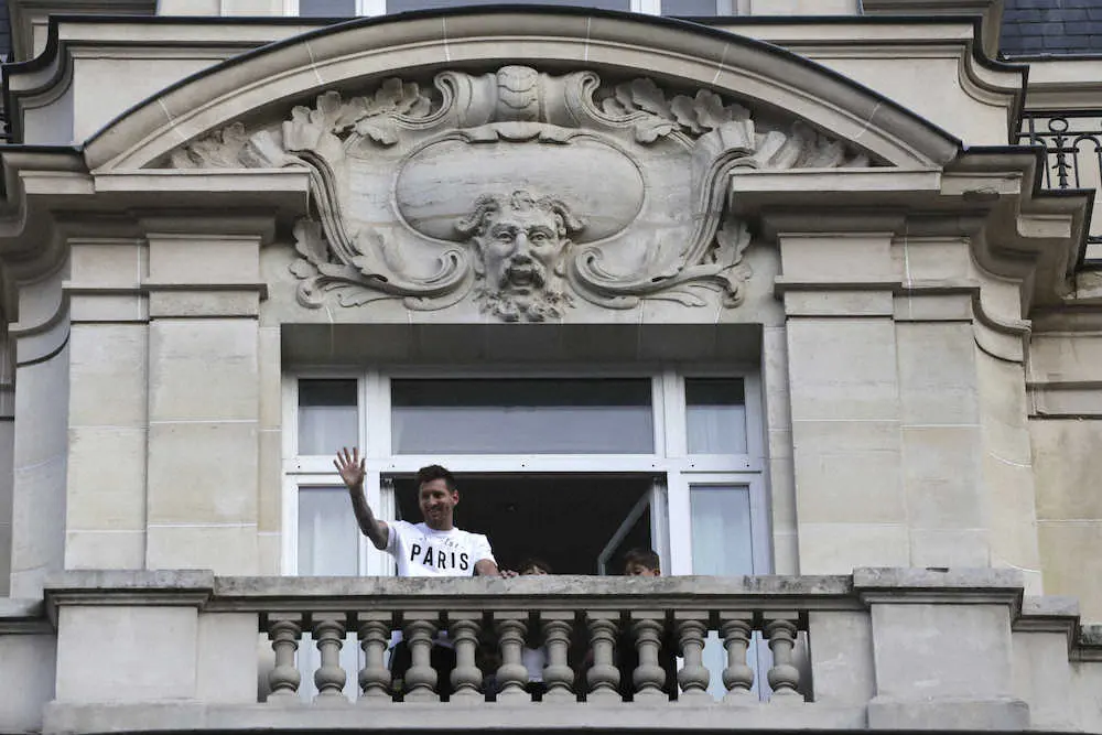 パリのホテルのバルコニーから手を振るメッシ（AP）