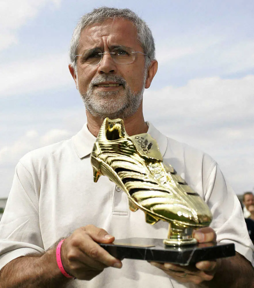 2006年6月、ドイツW杯のイベントで「ゴールデンブーツ」トロフィーを紹介するゲルト・ミュラー氏（AP）