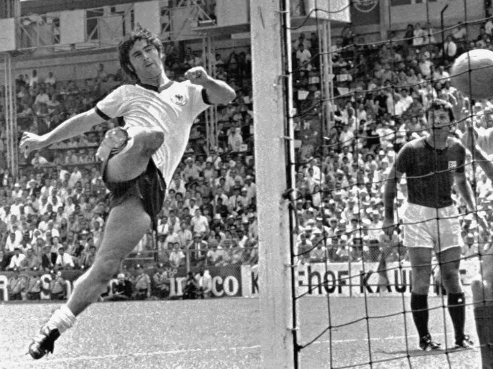 1970年W杯準々決勝のイングランド戦でゴールを決める西ドイツ代表のゲルト・ミュラー（AP）