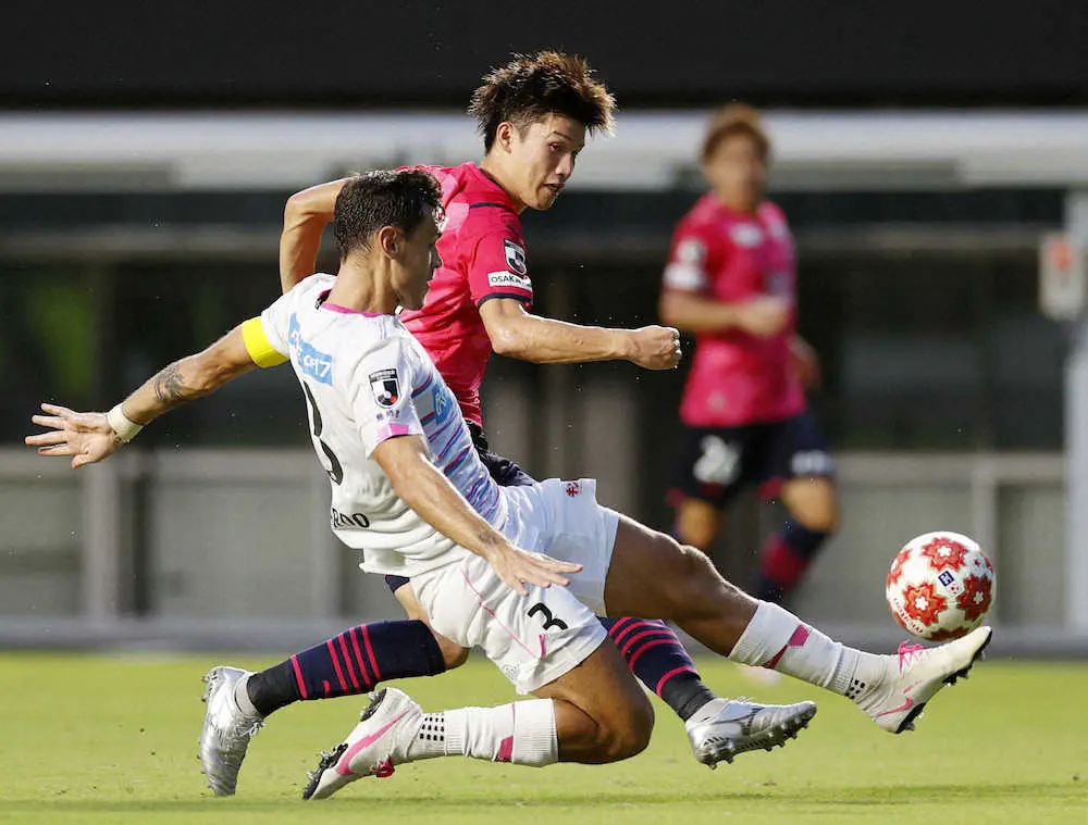 【画像・写真】＜C大阪・鳥栖＞前半、先制ゴールを決めるC大阪・加藤（奥）