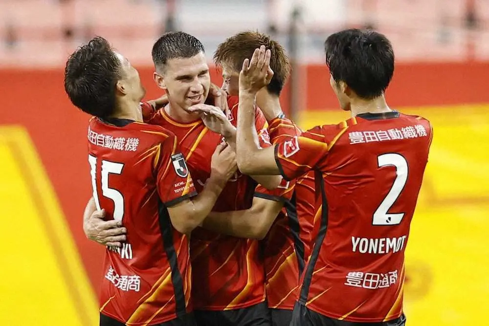 【画像・写真】神戸に勝利し、抱き合って喜ぶ名古屋のシュビルツォク（左から2人目）ら