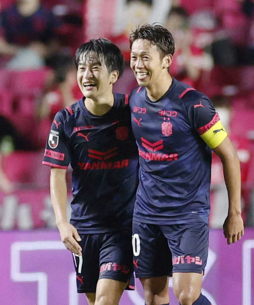 【画像・写真】　C大阪―横浜FC　後半、チーム3点目が決まり、笑顔を見せるC大阪・坂元（左）と清武＝ヨドコウ