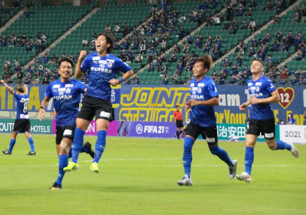 【画像・写真】前半11分、移籍後初得点となる先制ゴールを決めた大分FW呉屋は飛び上がって喜ぶ（左から2人目）