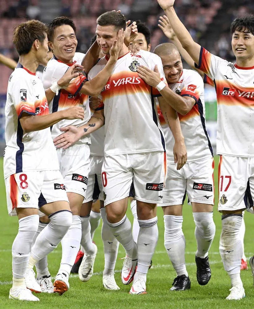 【画像・写真】＜名古屋・福岡＞後半、先制ゴールを決めた名古屋・シュヴィルツォク（中央）を祝福するイレブン