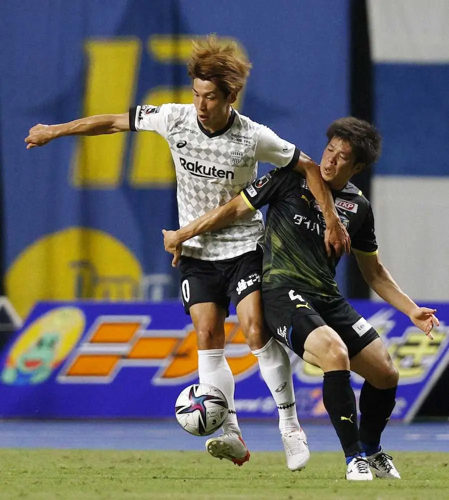 【画像・写真】　大分―神戸　前半、大分・坂（右）と競り合う神戸・大迫＝昭和電ドーム