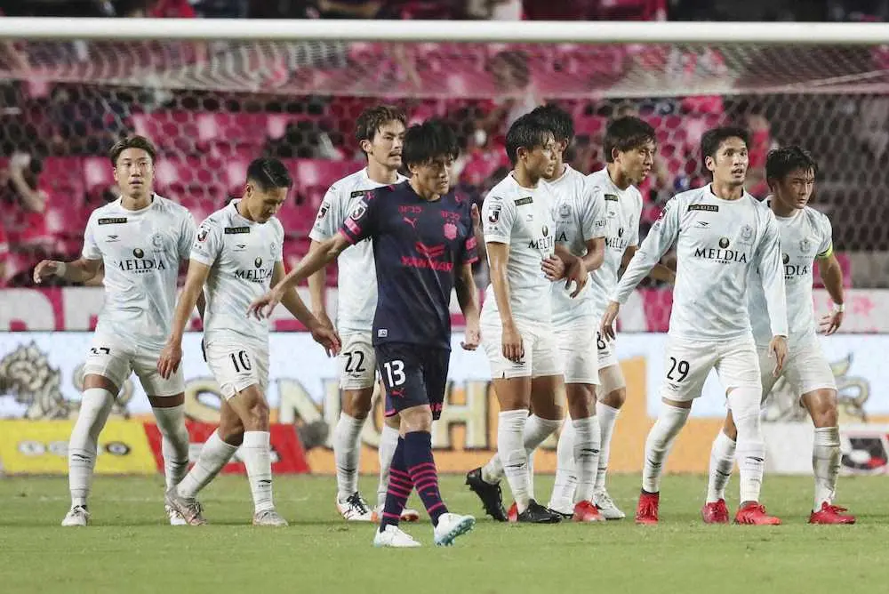 【画像・写真】湘南が5発快勝　22年ぶりJ1でC大阪討ち　浮嶋監督「連敗止めたの良かった」