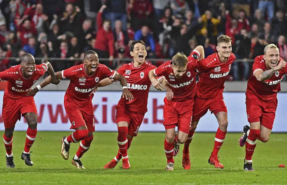 【画像・写真】男気見せた!三好所属アントワープ指揮官　有言実行“裸”会見がネットで絶賛「雰囲気良さそう」