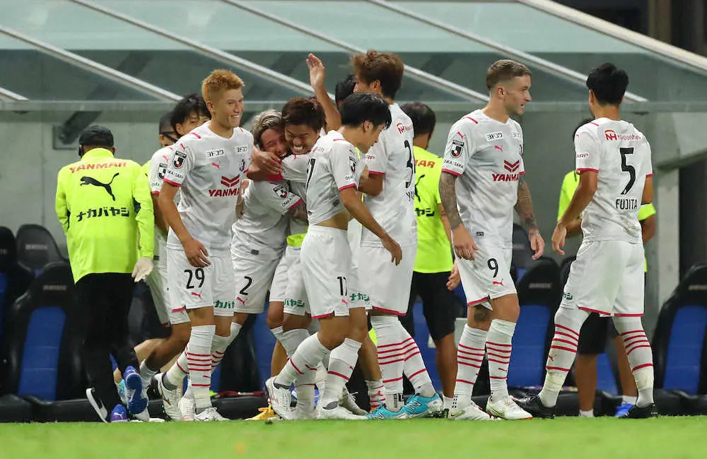 【画像・写真】＜G大阪・C大阪＞後半、先制点を決め抱き合うC大阪・松田陸と丸橋（奥）（撮影・後藤　大輝）