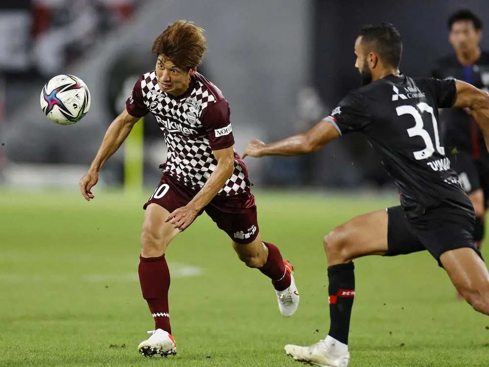 【画像・写真】＜神戸・FC東京＞ホームデビュー戦で相手と競り合う神戸・大迫