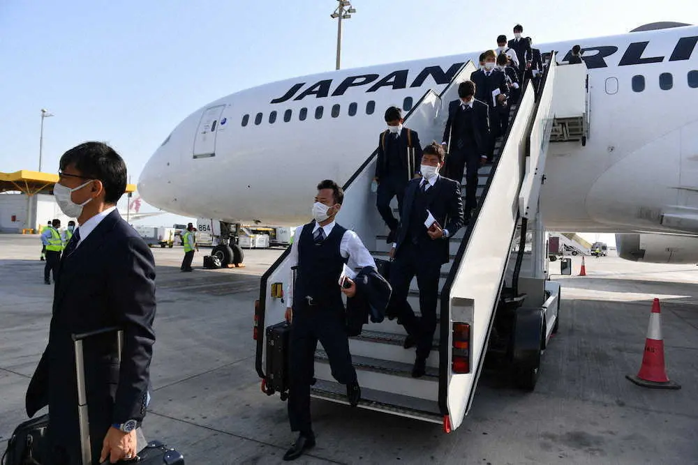 【画像・写真】森保ジャパンがドーハ到着　酷暑に“アウェーの洗礼”…厳しく行動制限