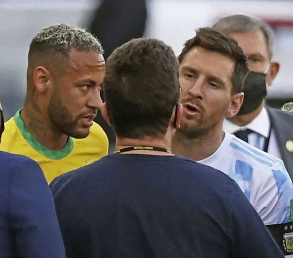 サッカーW杯南米予選が中断され、困惑するブラジルのネイマール（左）とアルゼンチンのメッシ（ロイター）