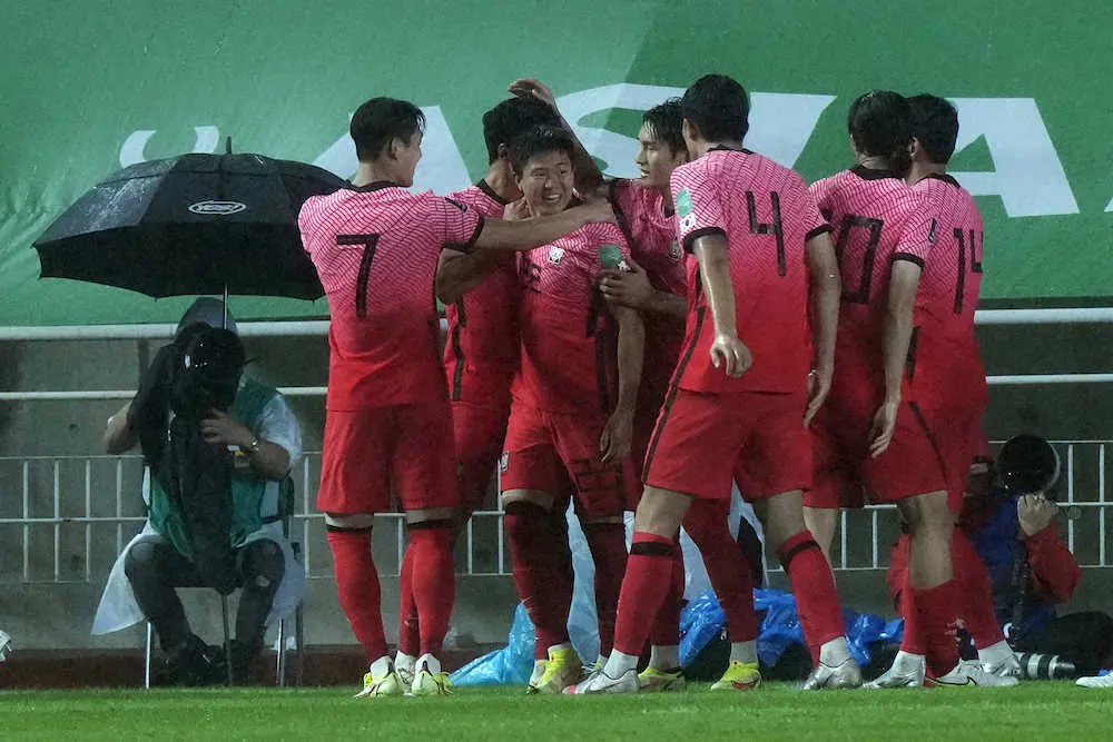 ＜韓国・レバノン＞クォンチャンフン（左から2人目）が決勝ゴールを決め、韓国はレバノンに1－0で勝利（ＡＰ）