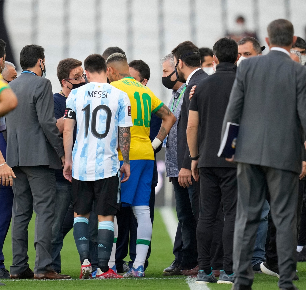 【画像・写真】ブラジルxアルゼンチン戦突然の中断（上）　乱入者登場