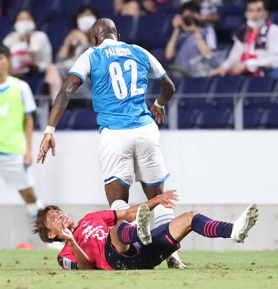 【画像・写真】＜C大阪・浦項＞後半、パラシオス（奥）に倒される乾（撮影・北條　貴史）