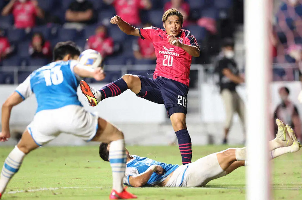 【画像・写真】＜C大阪・浦項＞後半、シュートを放つもディフェンスに阻まれる大久保（撮影・北條　貴史）