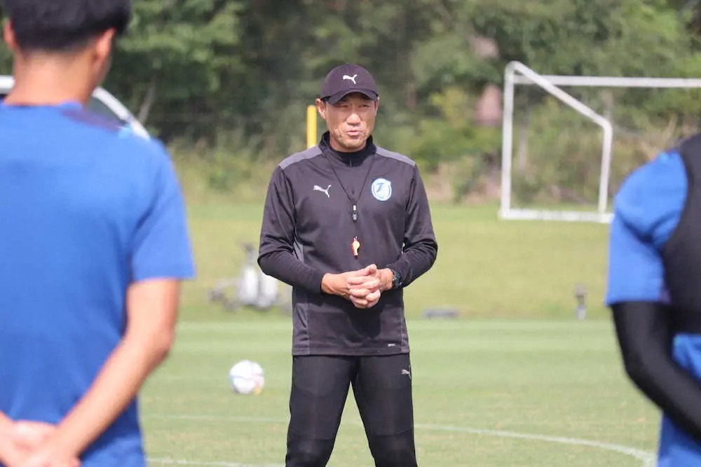 【画像・写真】名古屋戦に向けてのトレーニングを行う大分・片野坂監督（クラブ提供）