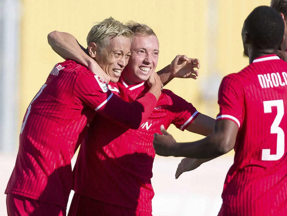 【画像・写真】本田　リトアニアデビュー弾、浮き球に胸トラップから右足で決めた　自身9カ国目1部リーグ