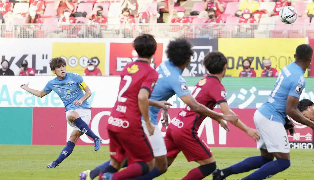 ＜鹿島・横浜FC＞前半、先制のFKを決める横浜FC・瀬古（左端）