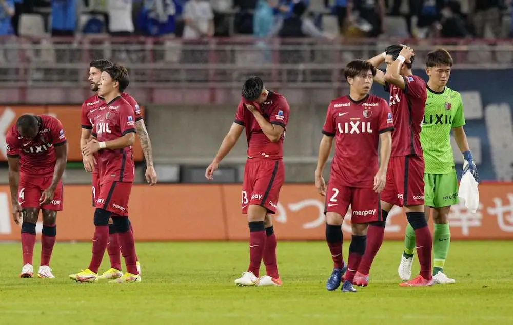 【画像・写真】鹿島、最下位・横浜FCに敗れサポ大暴れ　「勝てない鹿島はいらない」横断幕、警備員に羽交い絞めも
