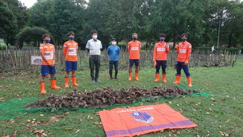 【画像・写真】J2大宮　福島に元気とひまわりの種届け！馬渡和彰、坂井優紀ら5選手が収穫参加