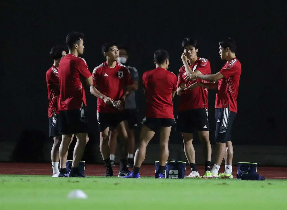 【画像・写真】森保J、負けられない豪州戦へ帰国後初練習　吉田、長友ら主力6人が話し込む場面も
