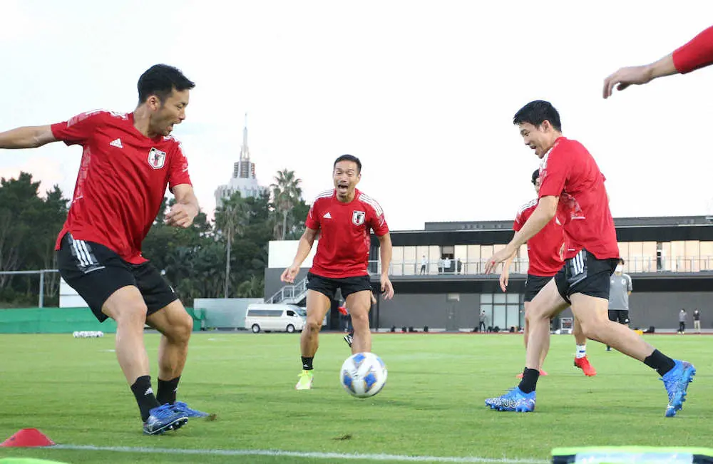 【画像・写真】もう負けられない日本代表　長友が「全部ボール俺に集めろ」　声張ってチーム盛り上げる