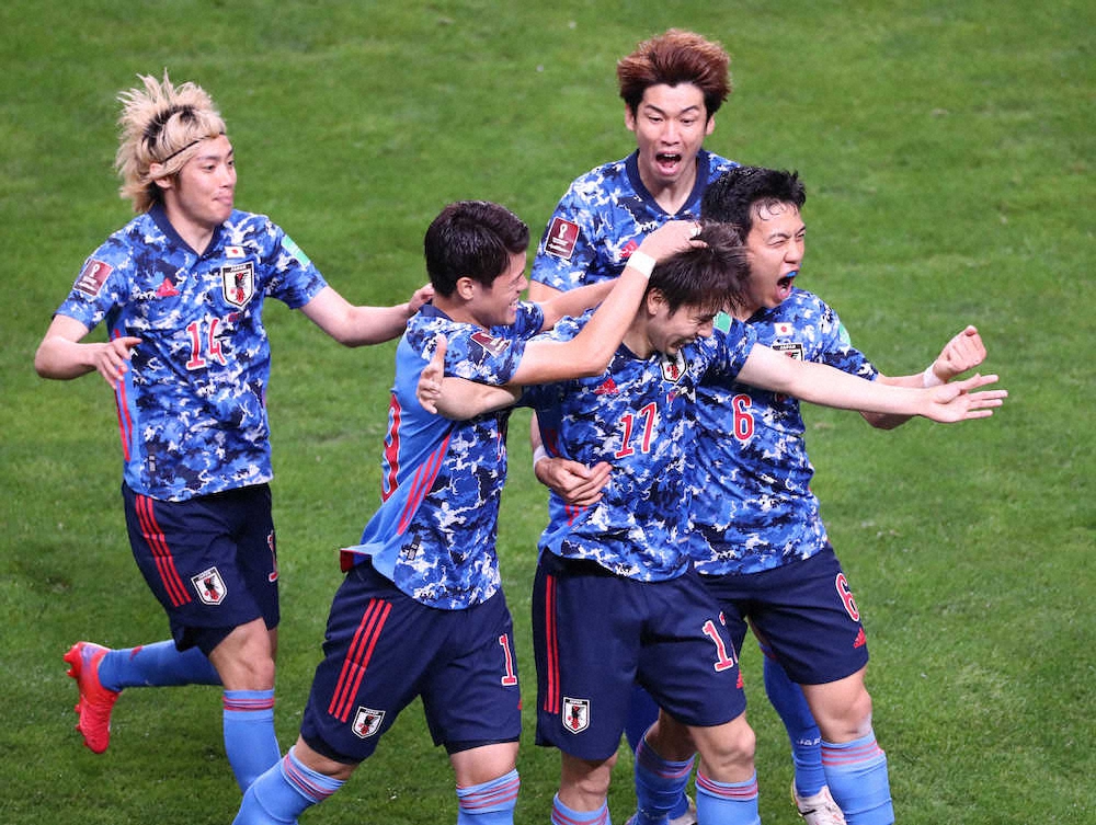 ＜日本2-1オーストラリア＞前半、田中（中央）がゴールを決め、喜ぶ日本イレブン　（撮影・光山　貴大）