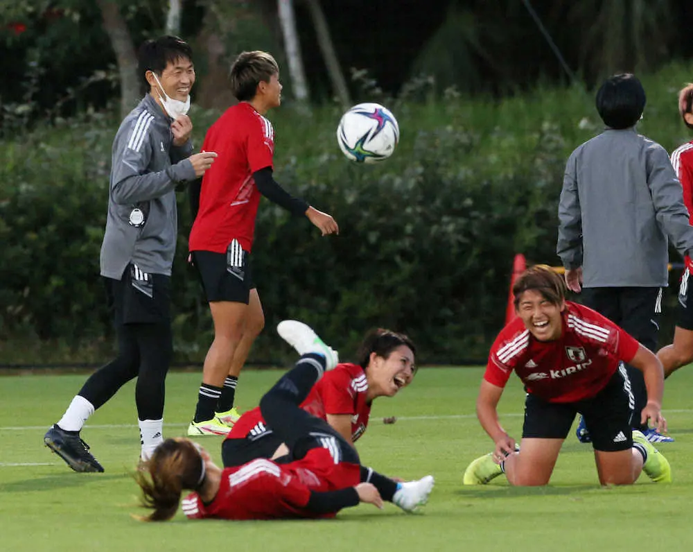 ＜サッカー女子日本代表練習＞笑顔で練習を見つめる池田監督（左）（撮影・西海健太郎）