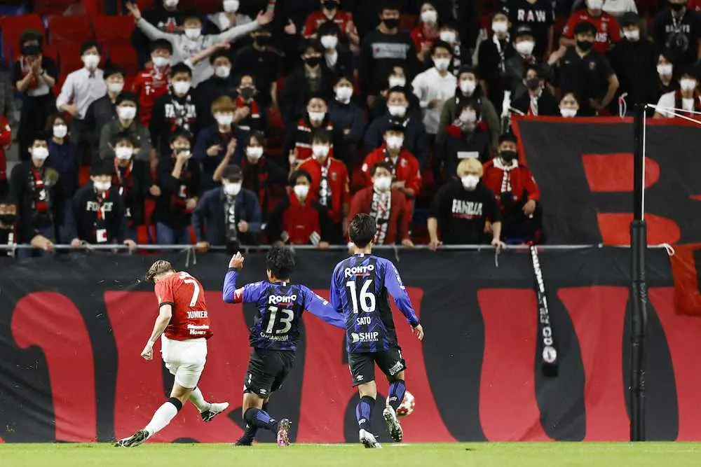 ＜G大阪・浦和＞　前半、先制ゴールを決める浦和のユンカー（左）