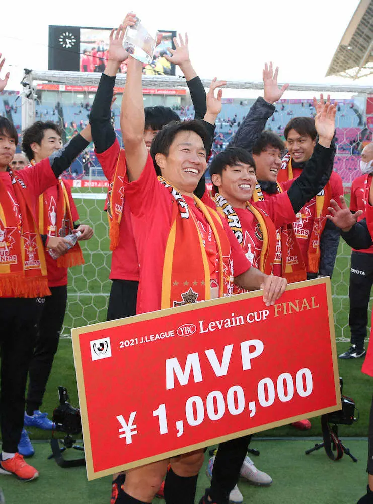 【画像・写真】ルヴァン杯初優勝の名古屋MF稲垣　“得点王”＆MVP「自分たちらしいゲーム運びができた」「最高です」