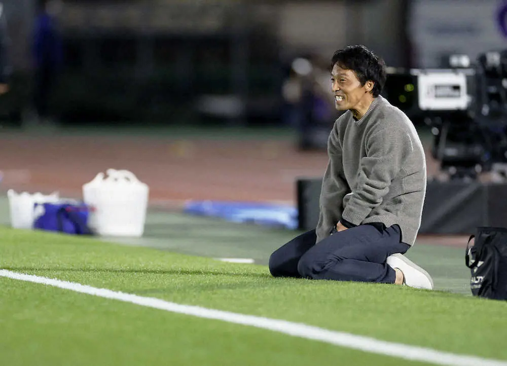 試合終了間際、猛攻を阻まれ、座り込む湘南・山口監督