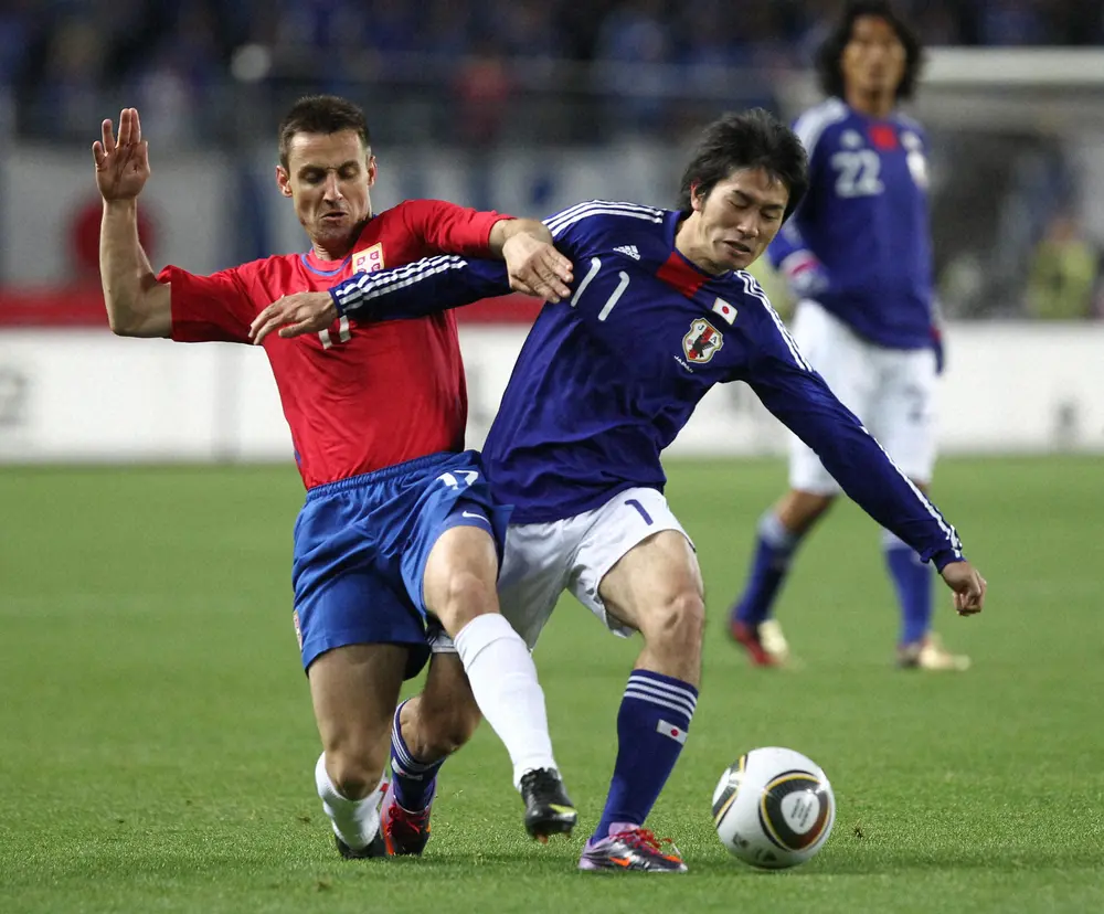 2010年、キリンチャレンジカップ日本－セルビアで相手選手と激しく競り合う日本代表・ＦＷ玉田圭司