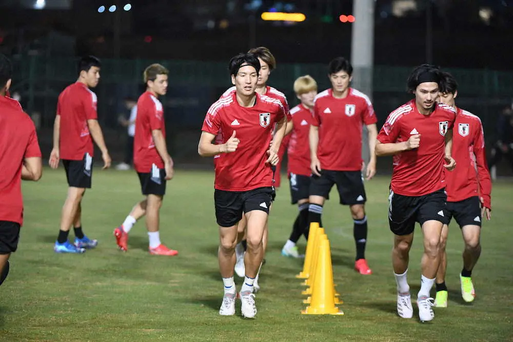 ＜日本代表練習＞真剣な表情でトレーニングする原口（中央）、南野（右から2人目）ら（C）JFA