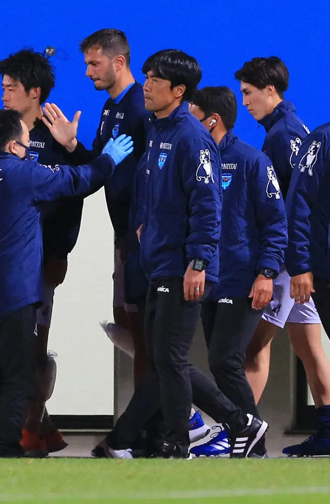 落胆する横浜FCの早川監督（中央手前）