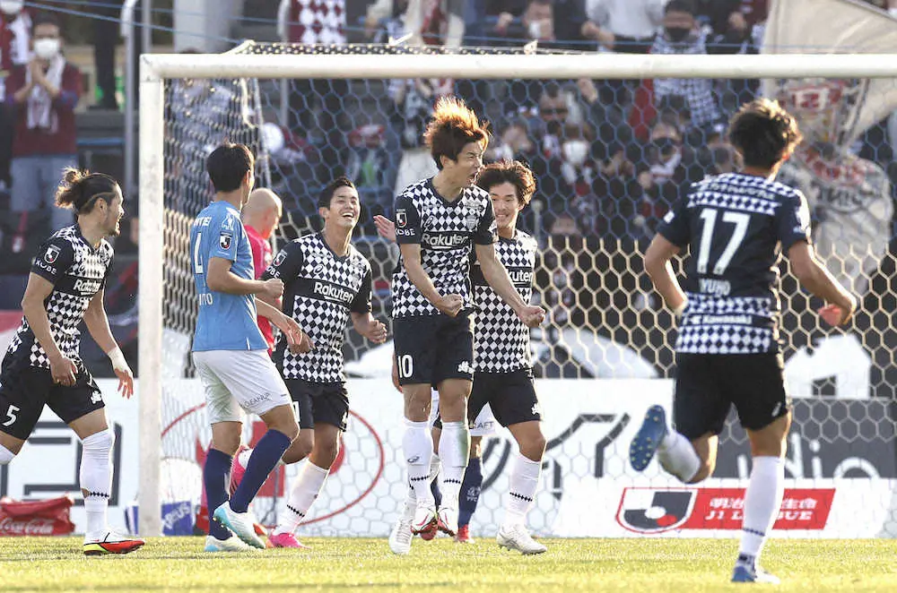 　横浜FC―神戸　前半、先制ゴールを決め、喜ぶ神戸・大迫（10）＝ニッパツ